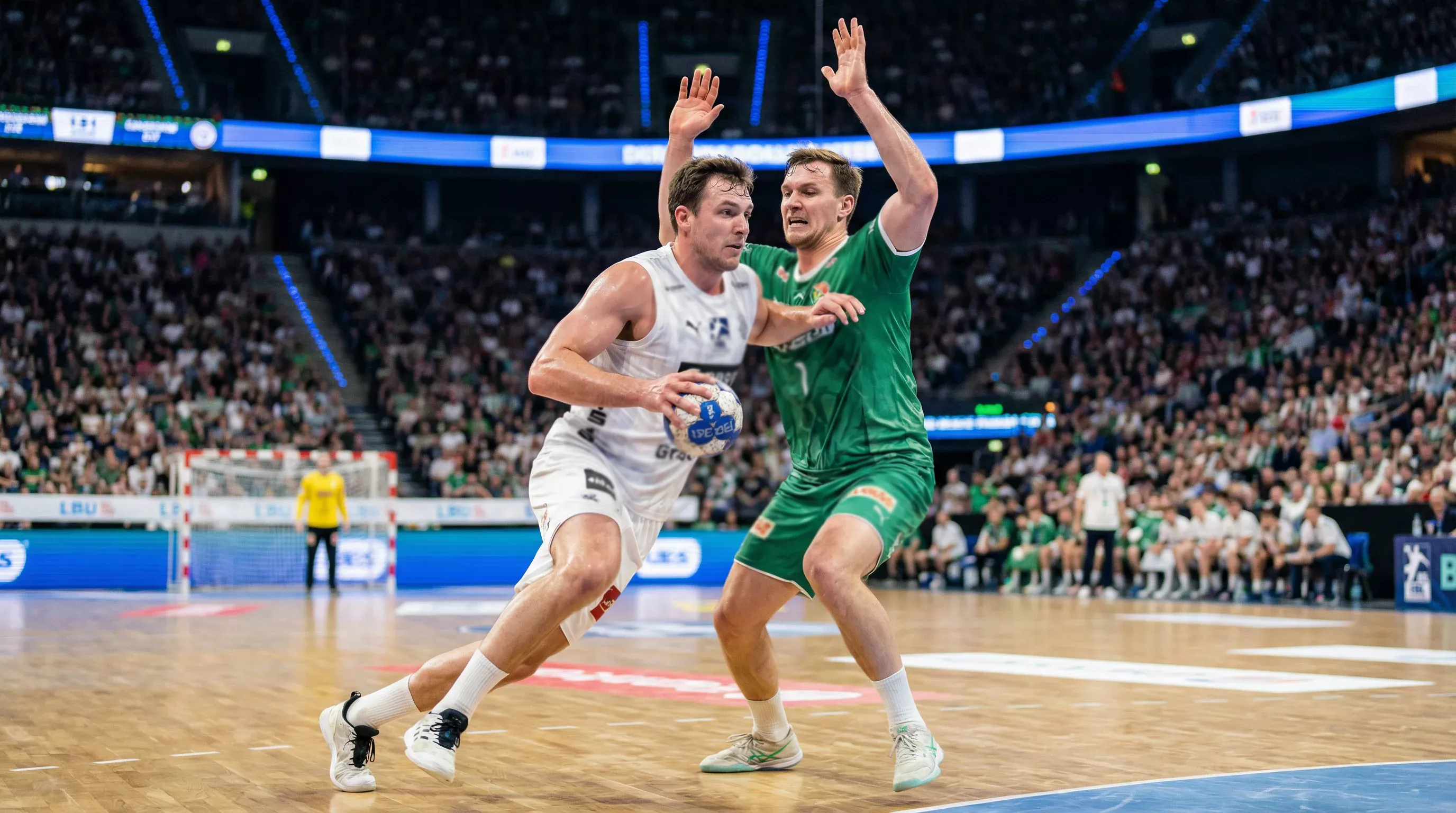 Handball-Bundesliga Titelkandidaten 2025/26 – Spieler im Zweikampf bei einem HBL-Spitzenspiel